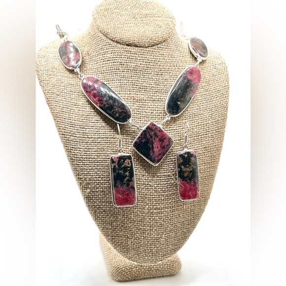 Beautiful Deep Dark Red Rhodonite Necklace & Earrings Set - Picture 4 of 5